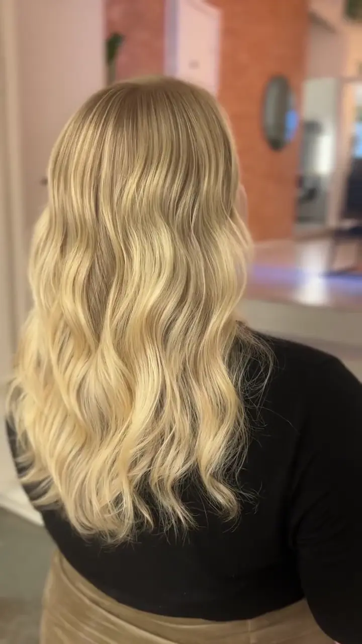 Ljust hår stylat med mjuka vågor