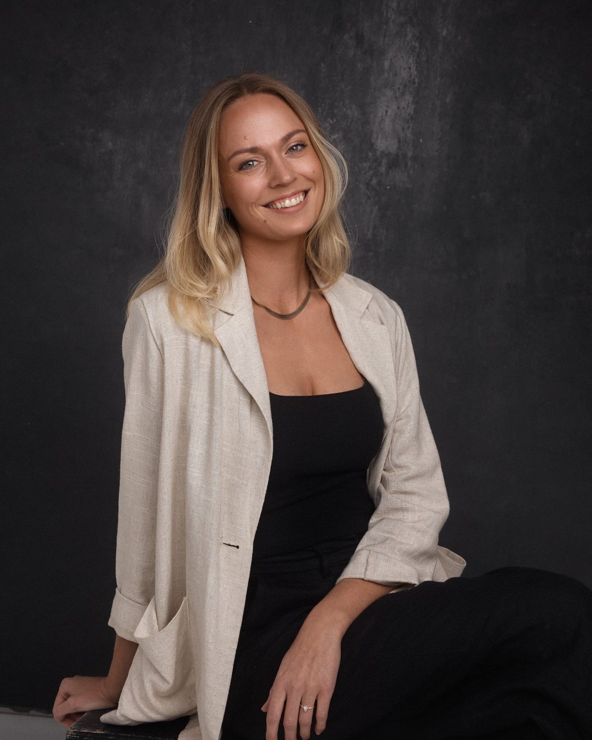 Emma, frisör, i ljus linnekavaj