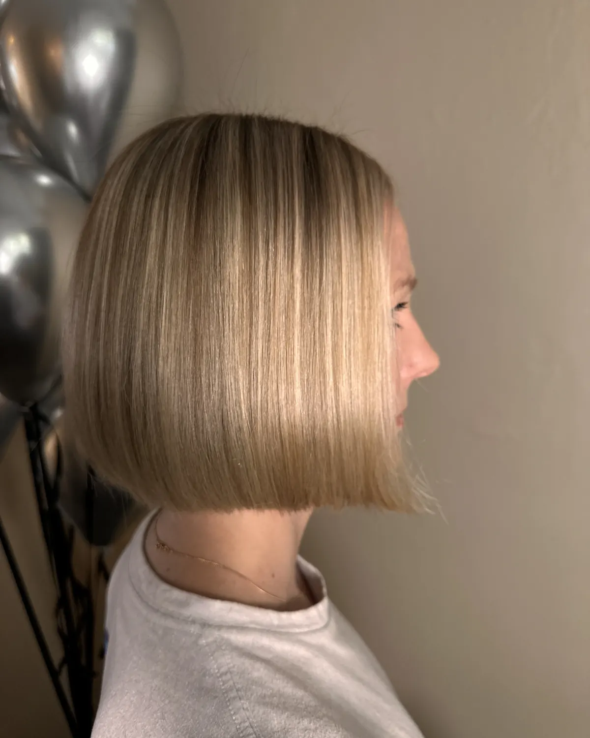 Kort, rak page i naturlig blond ton